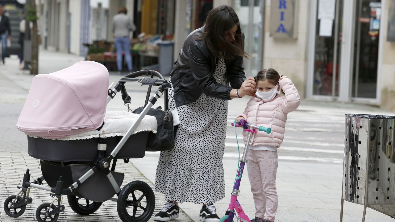 El primer paseo de los niños de Barbanza, en imágenes.Una pequeña juega con su moto en A Pobra