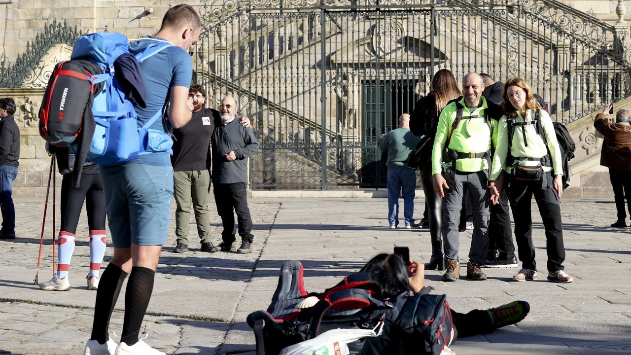 Un grupo de peregrinos, a su llegada al Obradoiro este lunes por la tarde