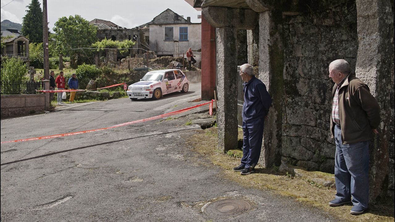 A todo gas en el pueblo de Barroso.La curva del Cruceiro fue un buen escenario para disfrutar del Rali de Ourense