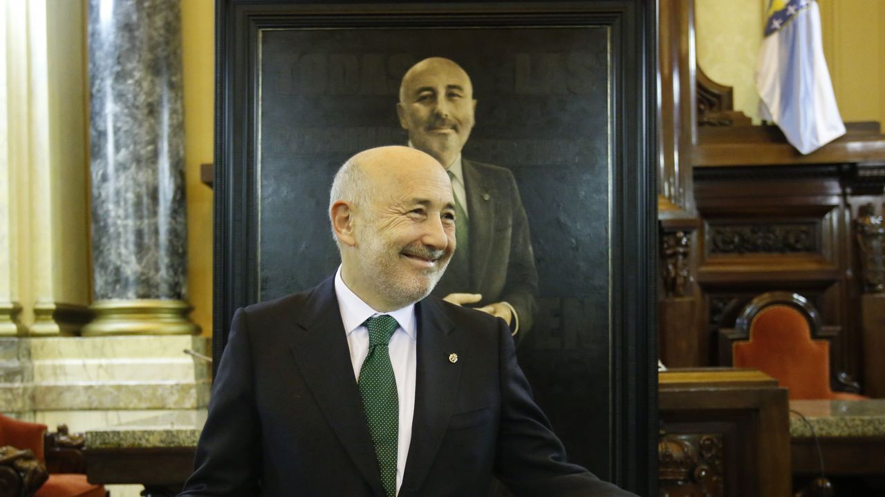 .Javier Losada, ante su retrato, obra de Jano Mu�oz, en la galer�a de retratos de alcaldes e ilustres en Mar�a Pita