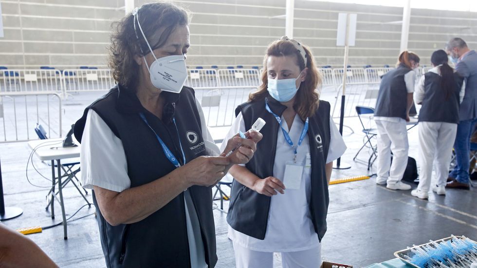 Vacunación masiva contra el Covid-19 con AstraZeneca para personas entre 60 y 65 años en el recinto ferial de Pontevedra