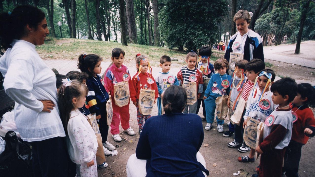 ESCOLARES DE A CORUÑA EN DESCURBRE O PARQUE, EN 1996, EN EL PARQUE DE SANTA MARGARITA