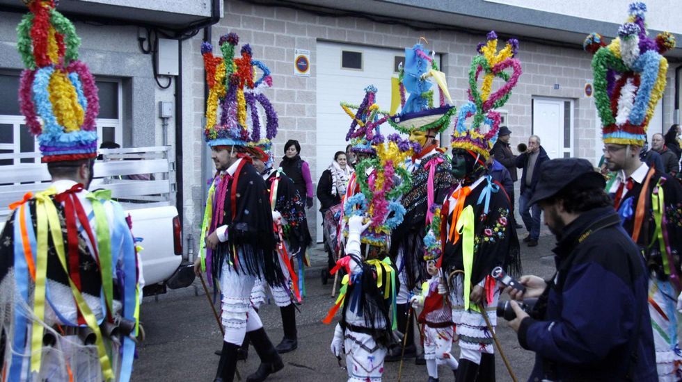 Mascarada ibérica.Cerca de 40 grupos y 800 personas participaron en la mascarada ibérica de Viana do Bolo
