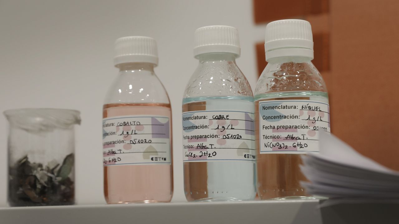 Investigadores del Cetim trabajando en procesos de la industria de la madera