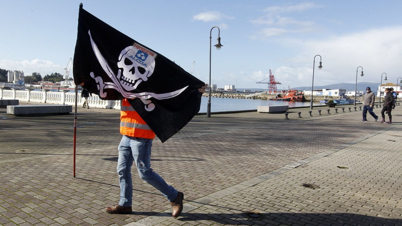 Concentración de los trabajadores de Alcoa en el puerto de Vilagarcía