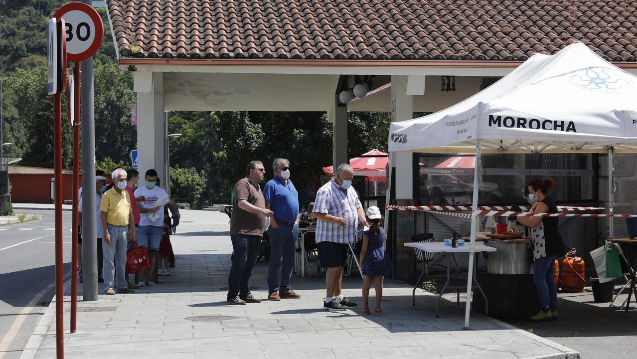 La pulpeira de Oira y el restaurante Playa se llenaron a la hora de comer