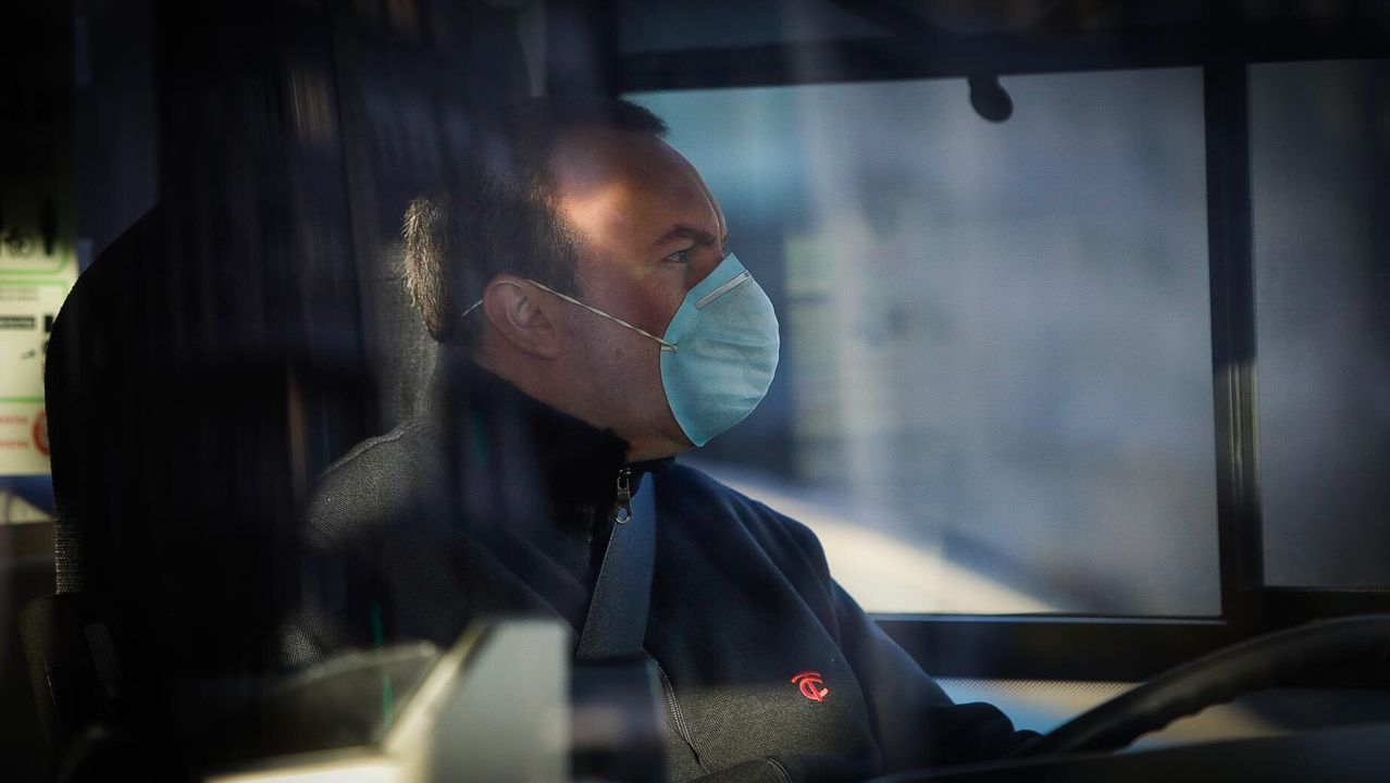 Un conductor de bus con mascarilla esta mañana en A Coruña