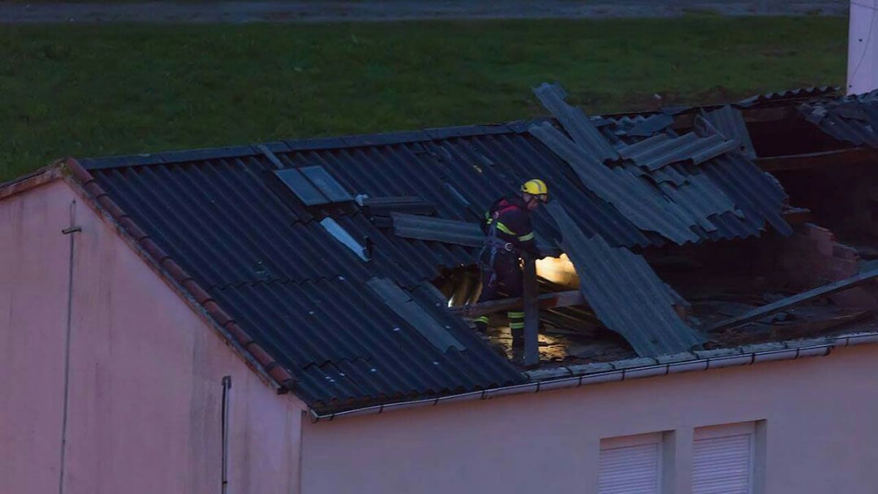 .El viento arranca parte de un tejado en el barrio de San Valentín, en Fene