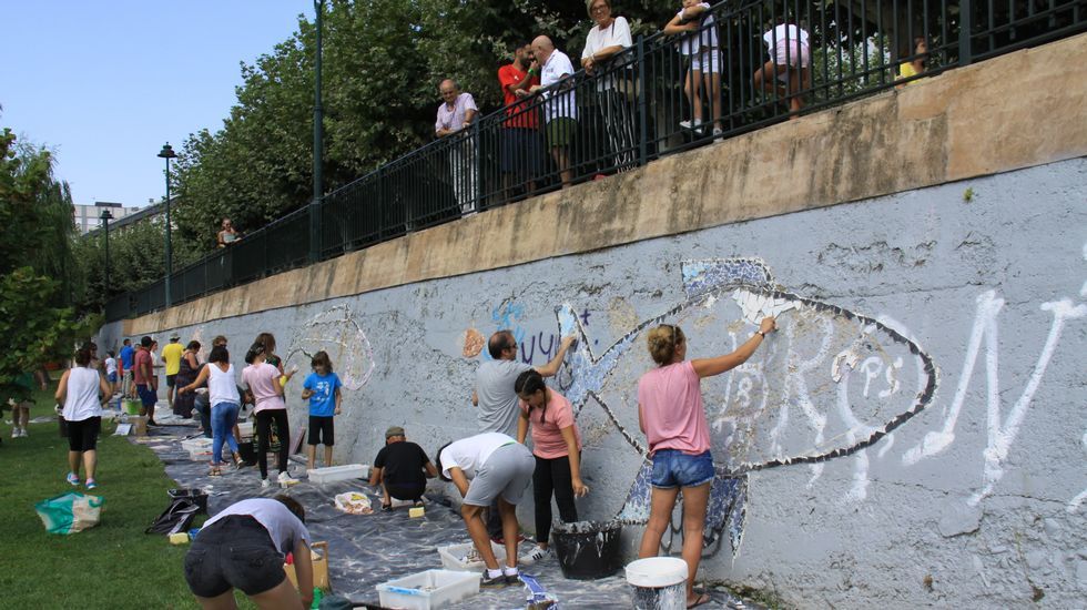 Gerardo Rodríguez, Chere, dirige la elaboración de un mural en el Malecón junto al río Sil