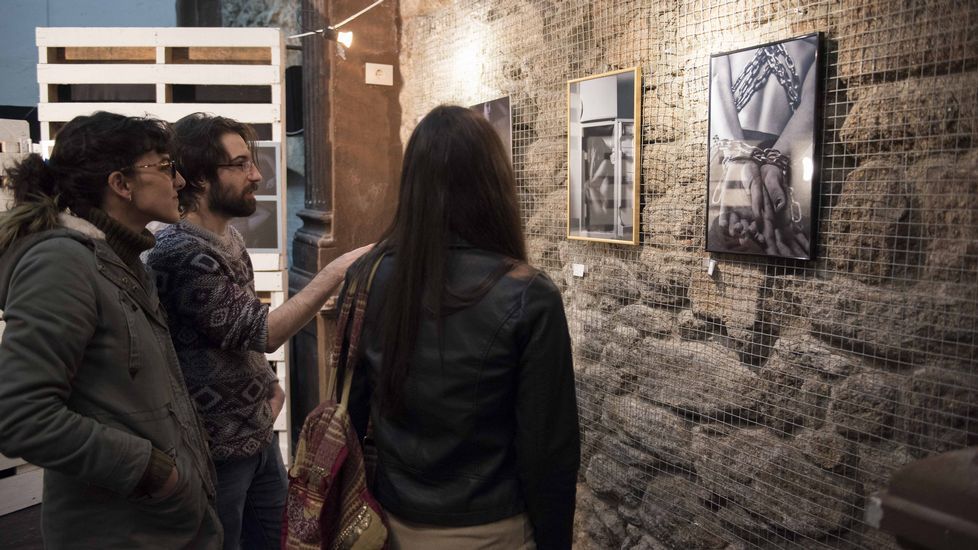 El fotógrafo corcubionés Senén Insua, inaugurando la exposición Femme en la Capela do Pilar