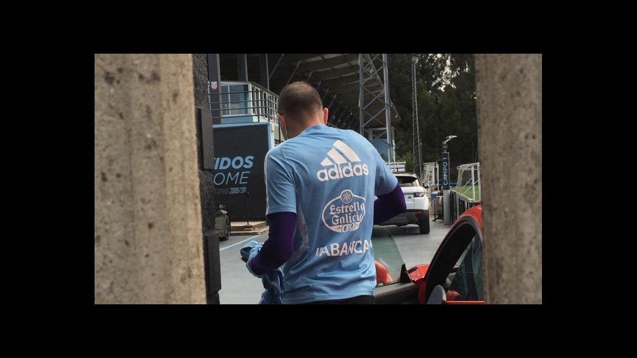 Uno de los jugadores del Celta, llegando a A Madroa a primera hora de esta mañana