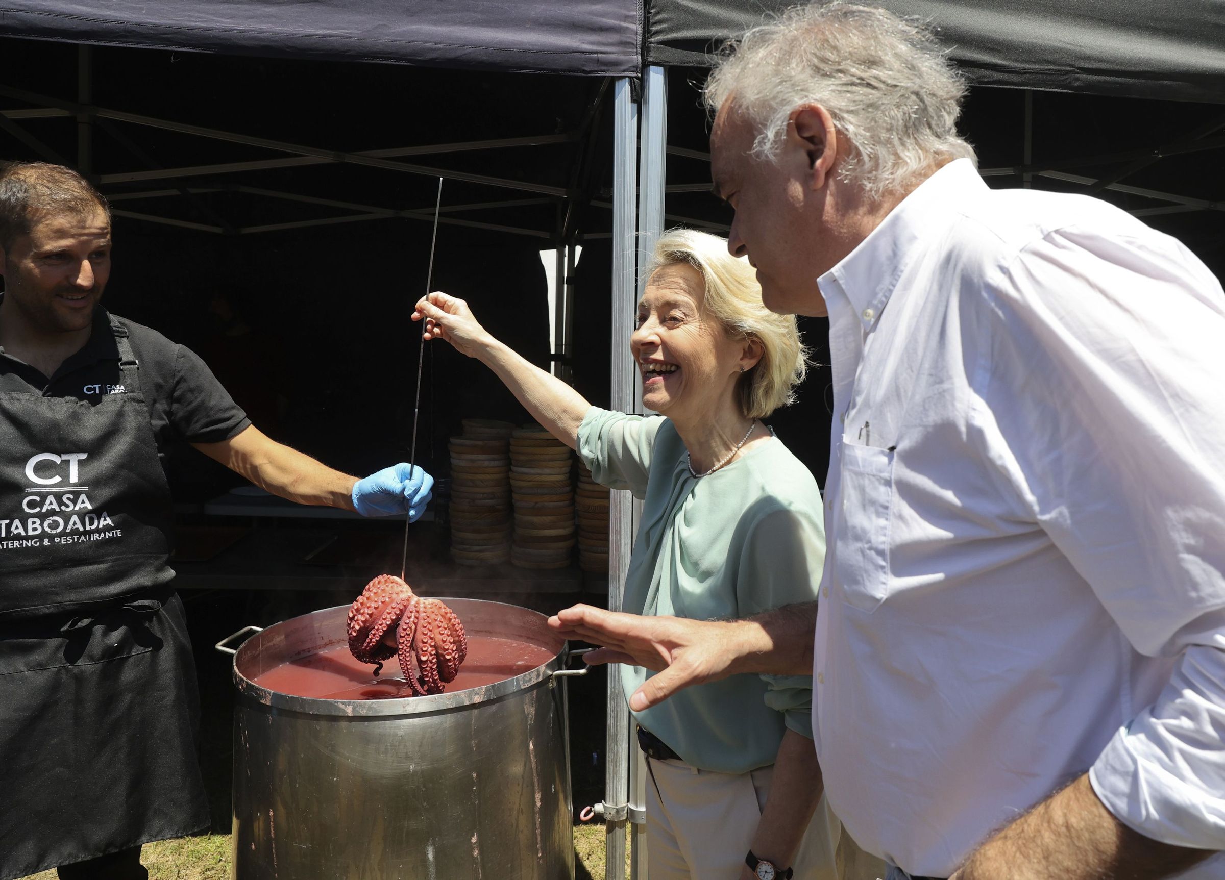 rsula von der Leyen visita unha pulpeira durante a sa participacin na romera do PP en O Pino, xunto ao eurodiputado Gonzlez Pons. 01/06/2024