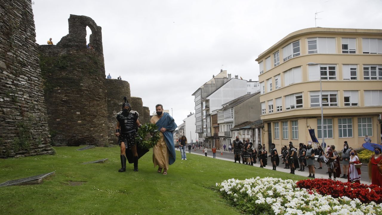 A Cohors II Lucensium e a Guardia Pretoriana percorreron o casco histórico e fixeron unha homenaxe floral na Mosqueira