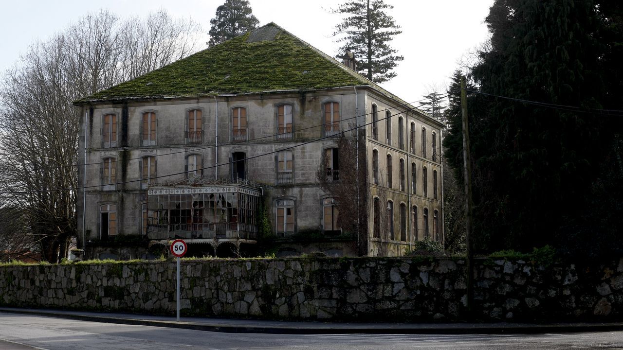 Escultura de la Bella Otero, Valga.Casa de los duques de Terranova, Vilagarcía