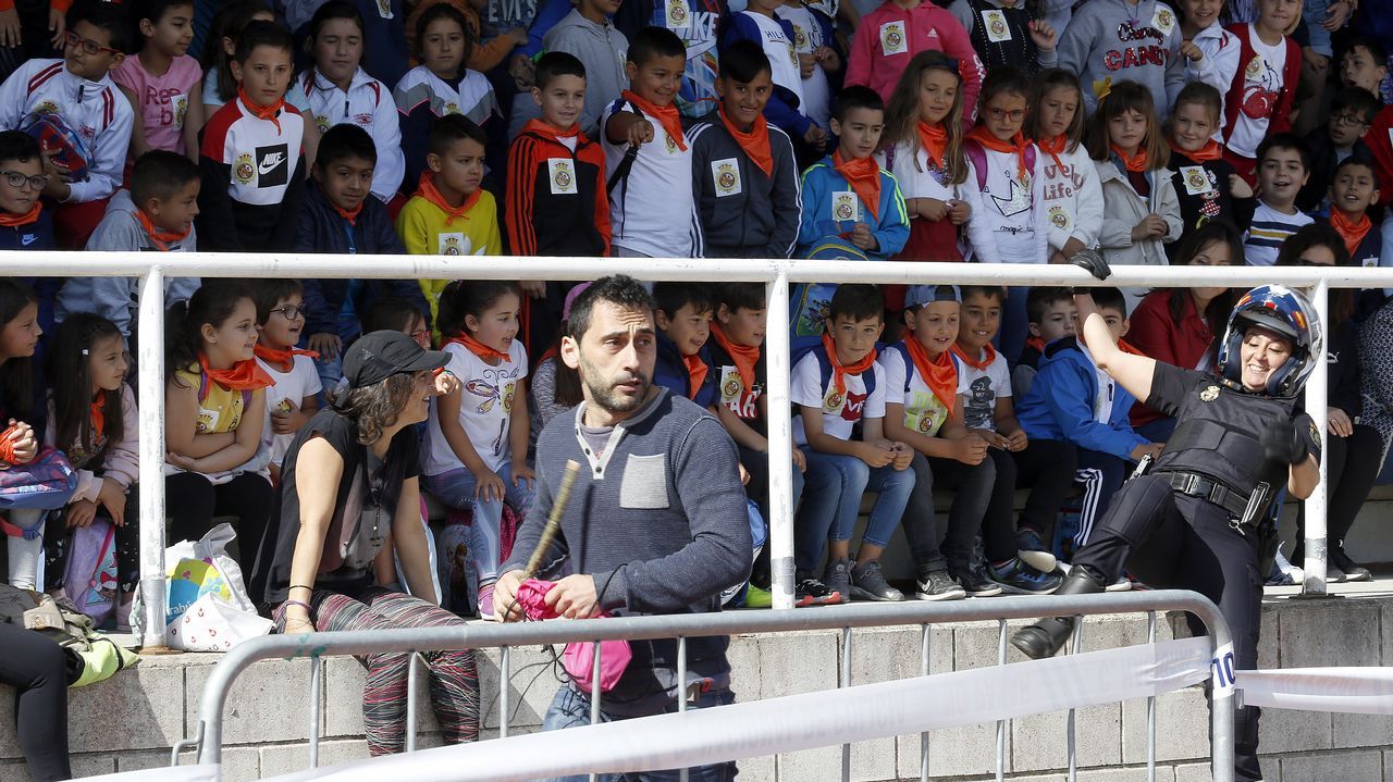Exhibicion de la Policía Nacional para los escolares de Ribeira con helicoptero, caballería, perros de rastreo