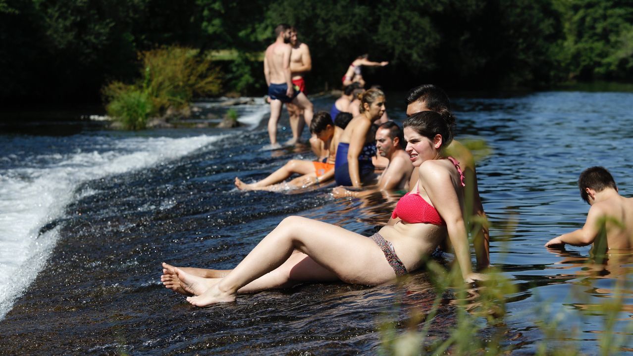 Bañistas en la playa fluvial de Tapia