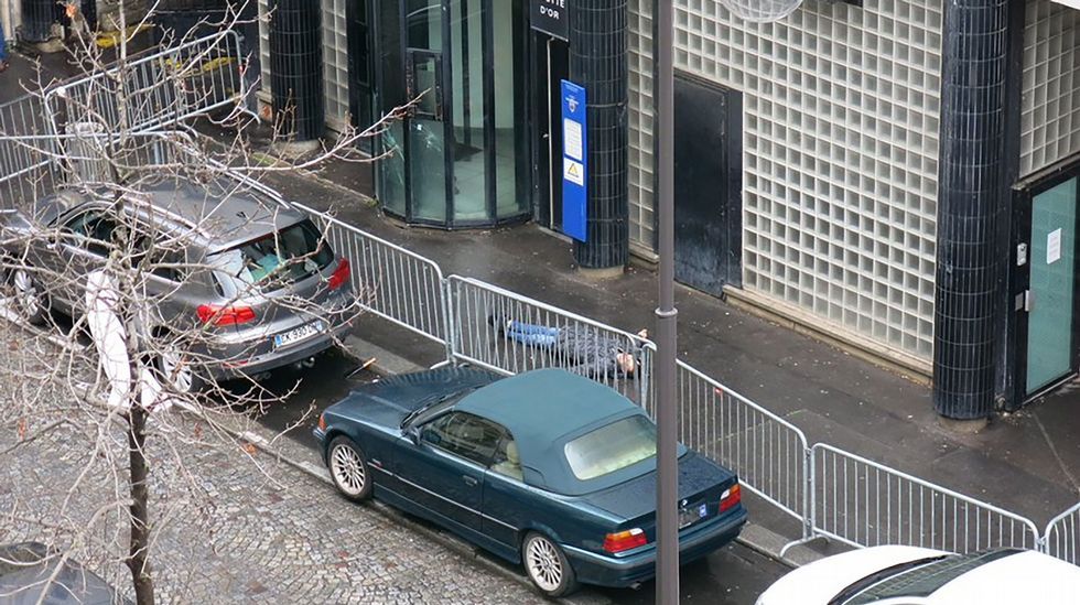 El cuerpo del individuo quedó tendido en el suelo en el exterior de la comisaría de la calle de la Goutte d'Or, en torno a la que se organizó un cordón policial con decenas de agentes.