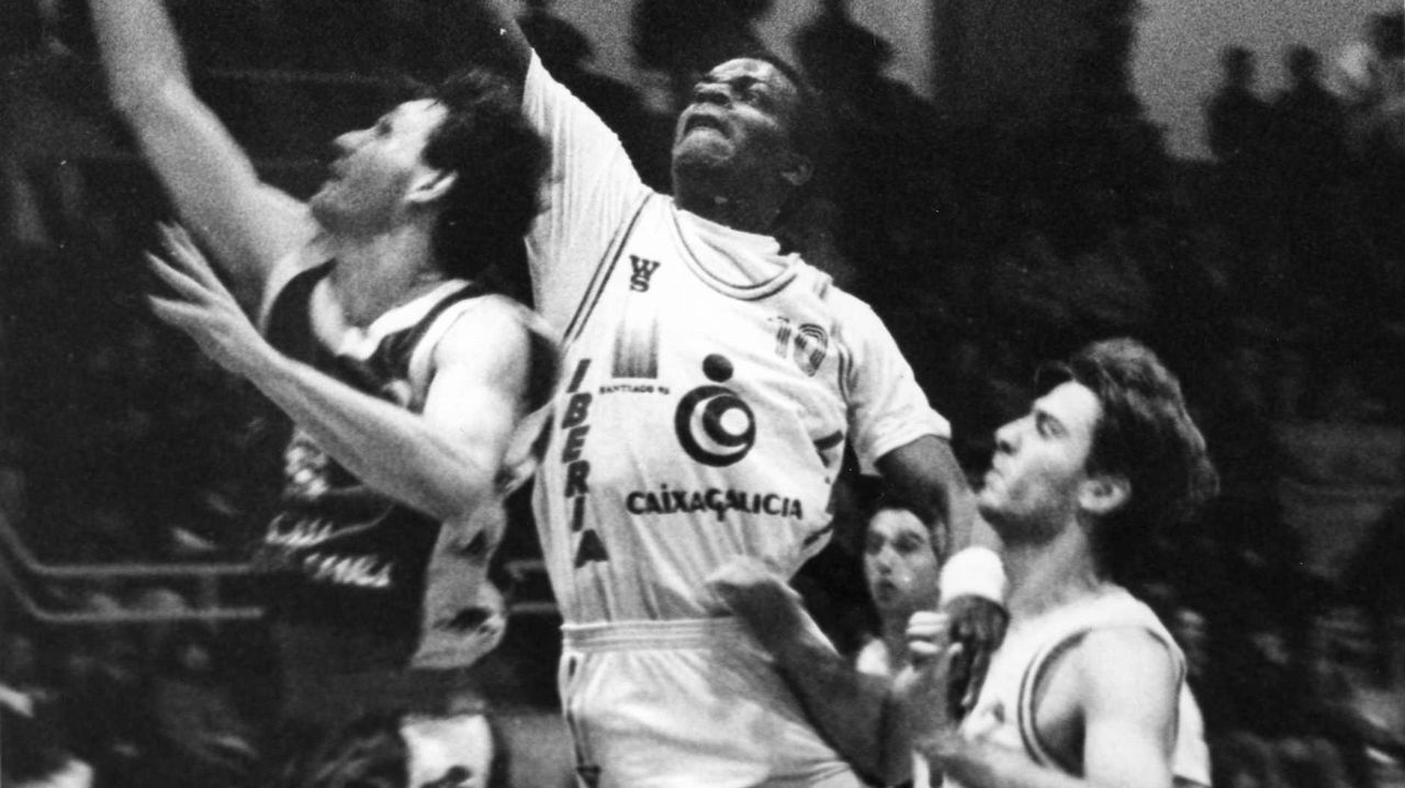 Aficionados obradoirista en Mataro en el que el Obra logro la victoria (86-89) en los últimos minutos.