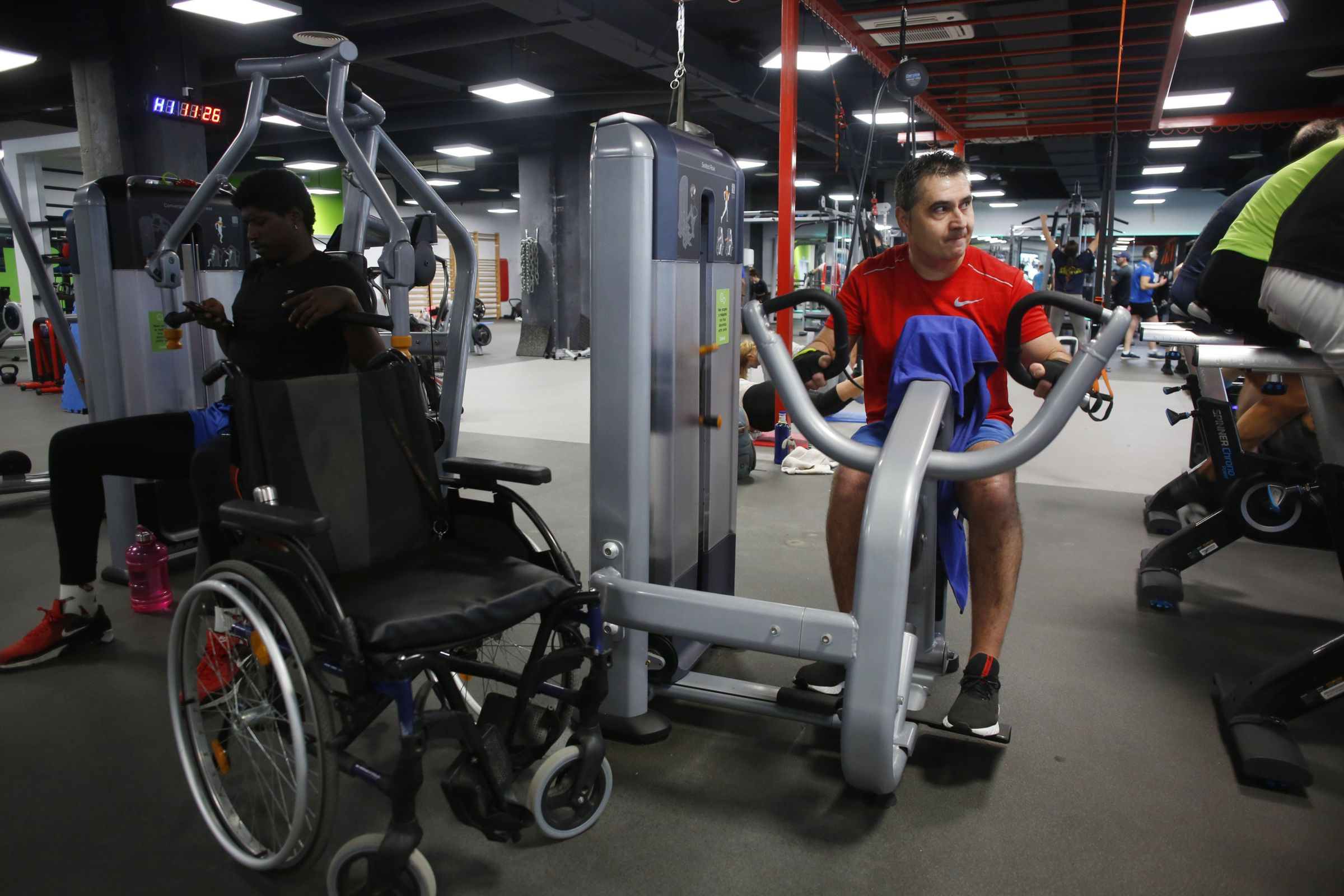 �ngel Mart�nez Tenorio, ao que un accidente de tr�fico deixou secuelas graves, reabil�tase no ximnasio Be One de Campolongo en Pontevedra. 15/12/2023