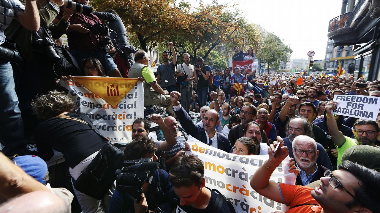.Protesta por las detenciones y registros contra la organización del referendum catalán