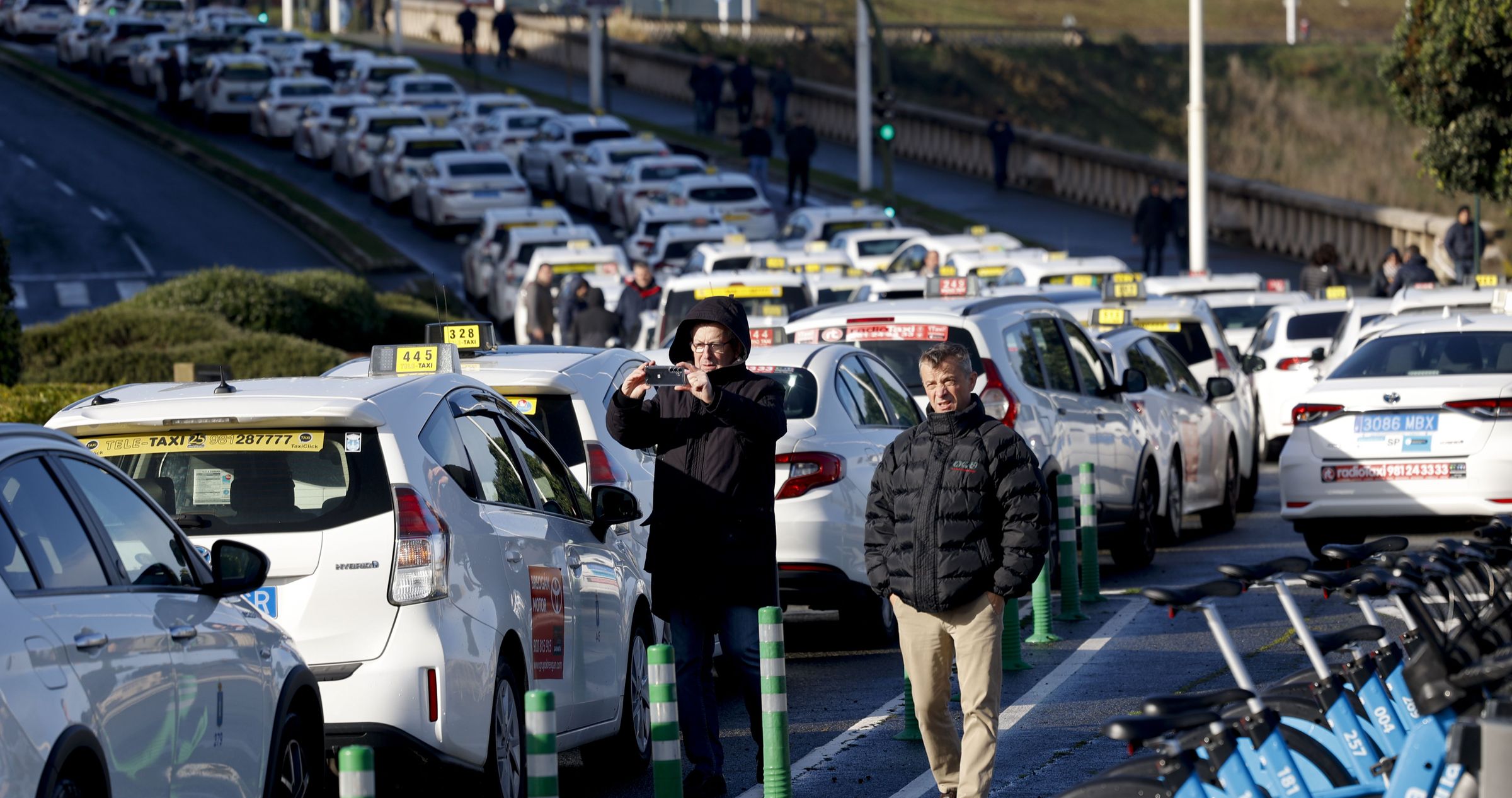 Marea branca de taxis en A Coru�a polo precio dos seguros. 29/01/2025