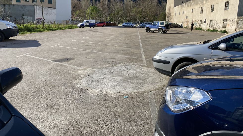 El aparcamiento público de la calle Condesa Fenosa de O Barco está semivacío