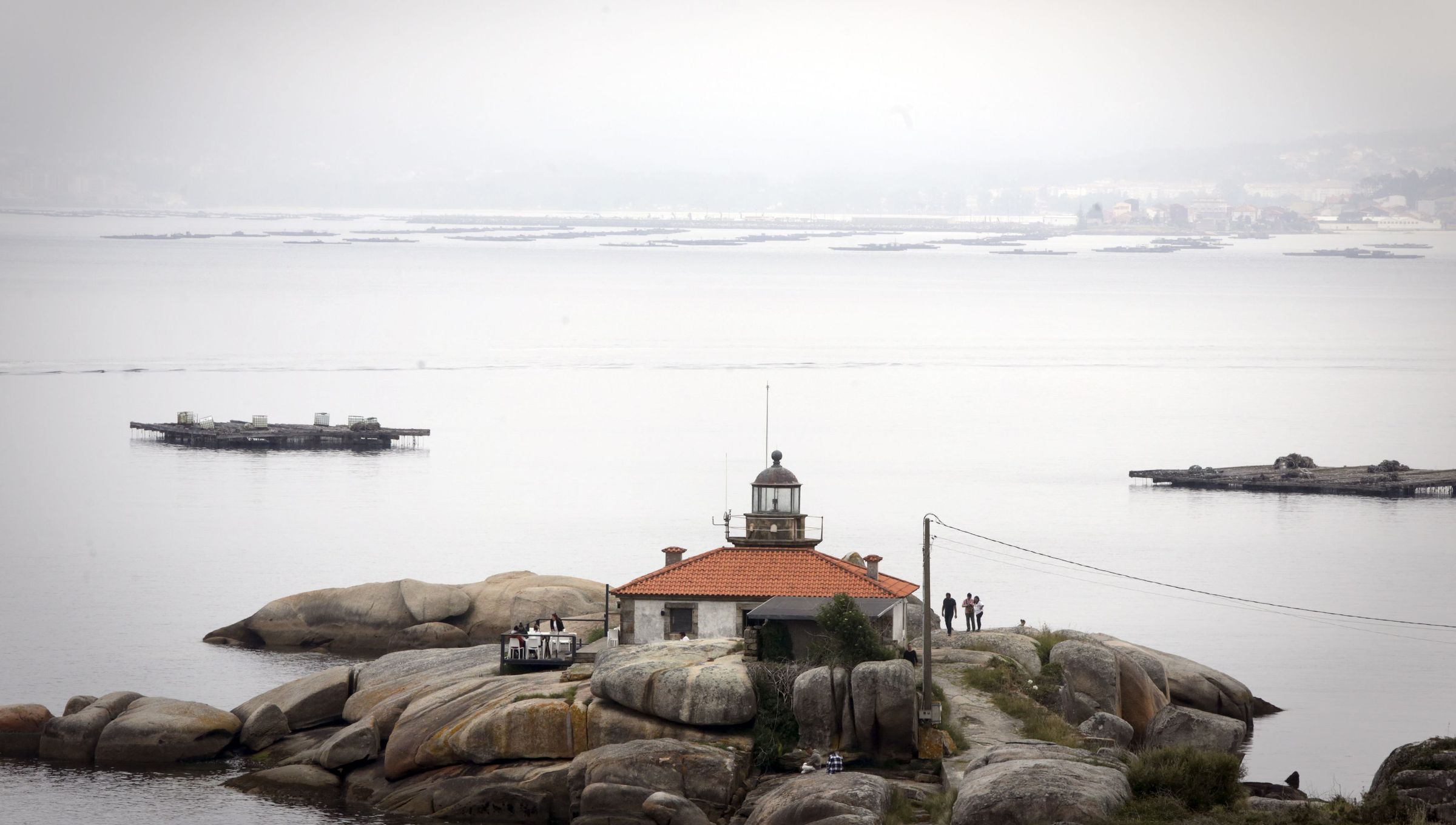 O faro de Punta Cabalo, na Illa de Arousa, agarda polo vern e os turistas que non chegan. 25/06/2024