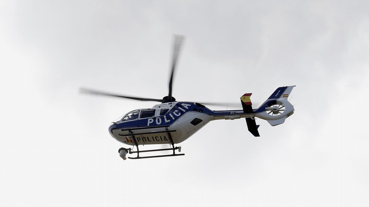 Exhibicion de la Policía Nacional para los escolares de Ribeira con helicoptero, caballería, perros de rastreo