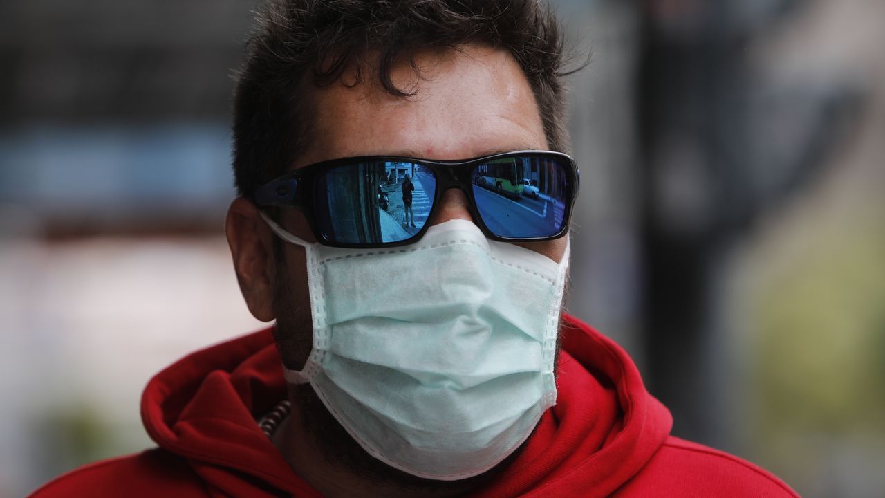 Con mascarillas por las calles de Ourense