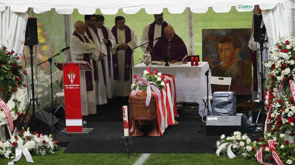 .El estadio de El Molinón acoge el funeral por Enrique Castro  Quini , exjugador del Sporting, con las tribunas abiertas al público