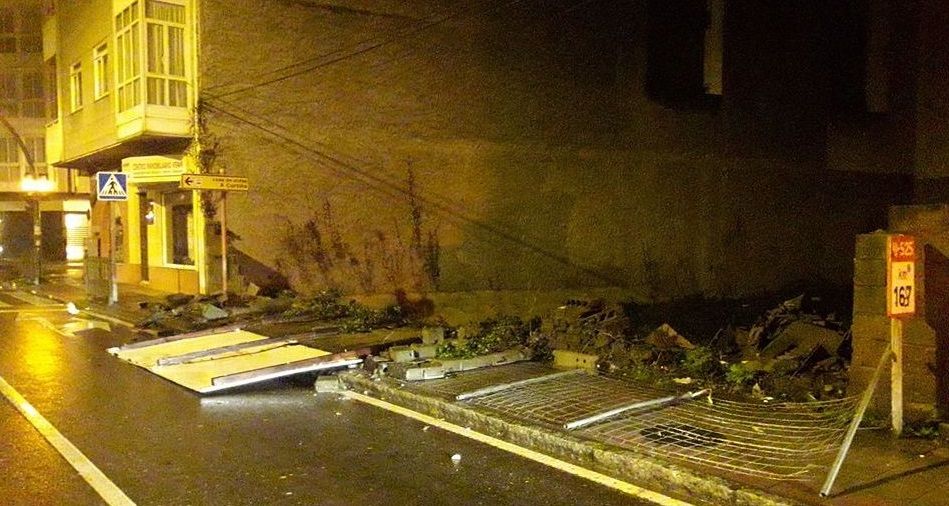 ASÍ HA CASTIGADO EL TEMPORAL A OURENSE.En la avenida Luis Espada de Verín cayó un muro