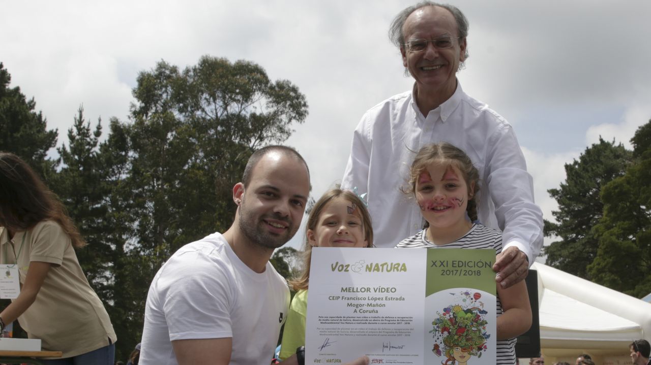 Xosé Luís Vilela Conde, director de La Voz de Galicia, entrega el Premio del concurso vídeos Na beira do río Sor al CEIP Francisco López Estrada (Mogor-Mañón. A Coruña). Recogen Pablo Sánchez González (coordinador y autor del vídeo), Alba Lage González y Sara Martínez Murias (alumnas)