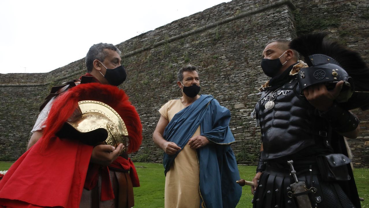 A Cohors II Lucensium e a Guardia Pretoriana percorreron o casco histórico e fixeron unha homenaxe floral na Mosqueira
