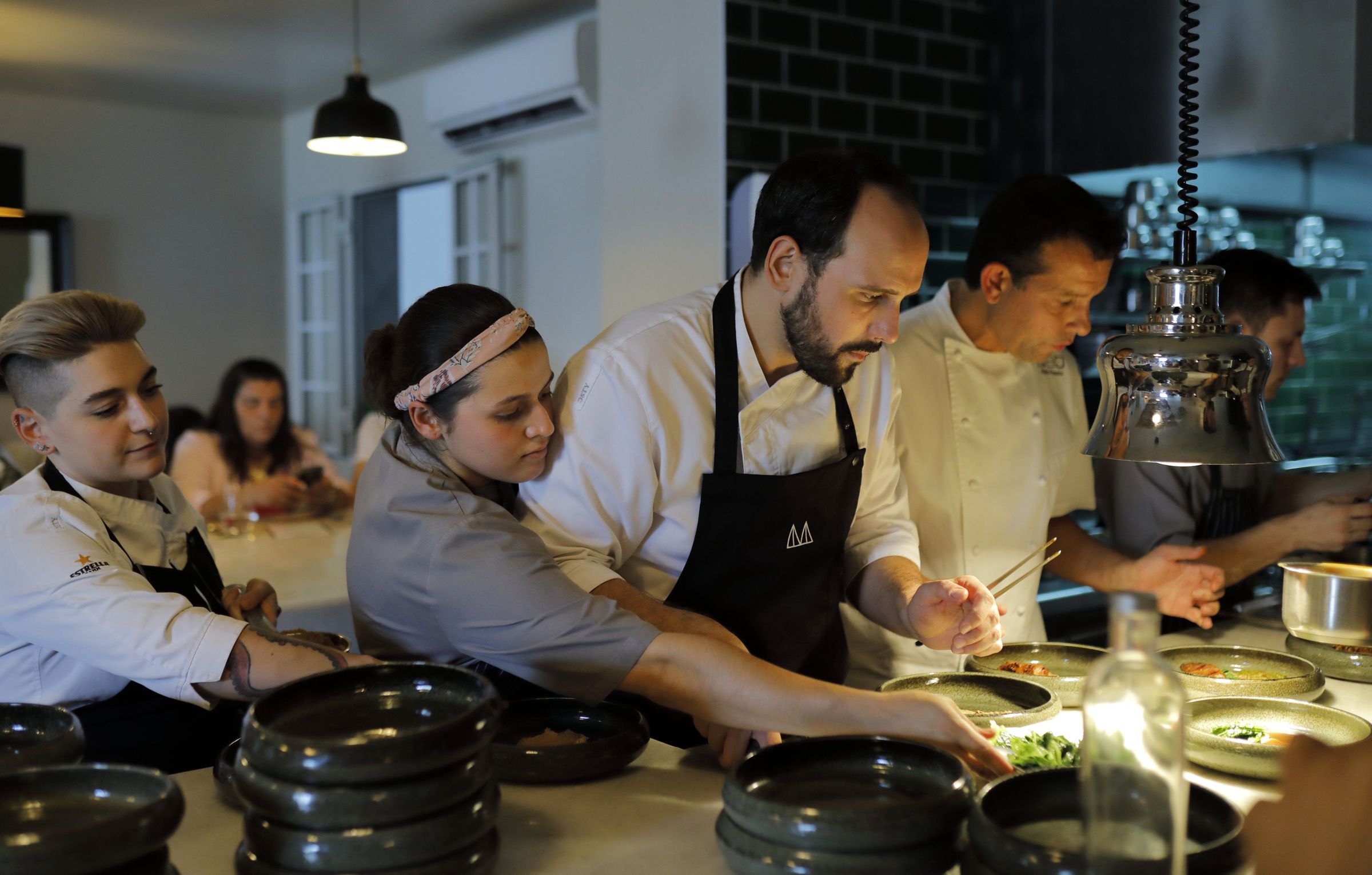 Los chefs, cocinando mano a mano 