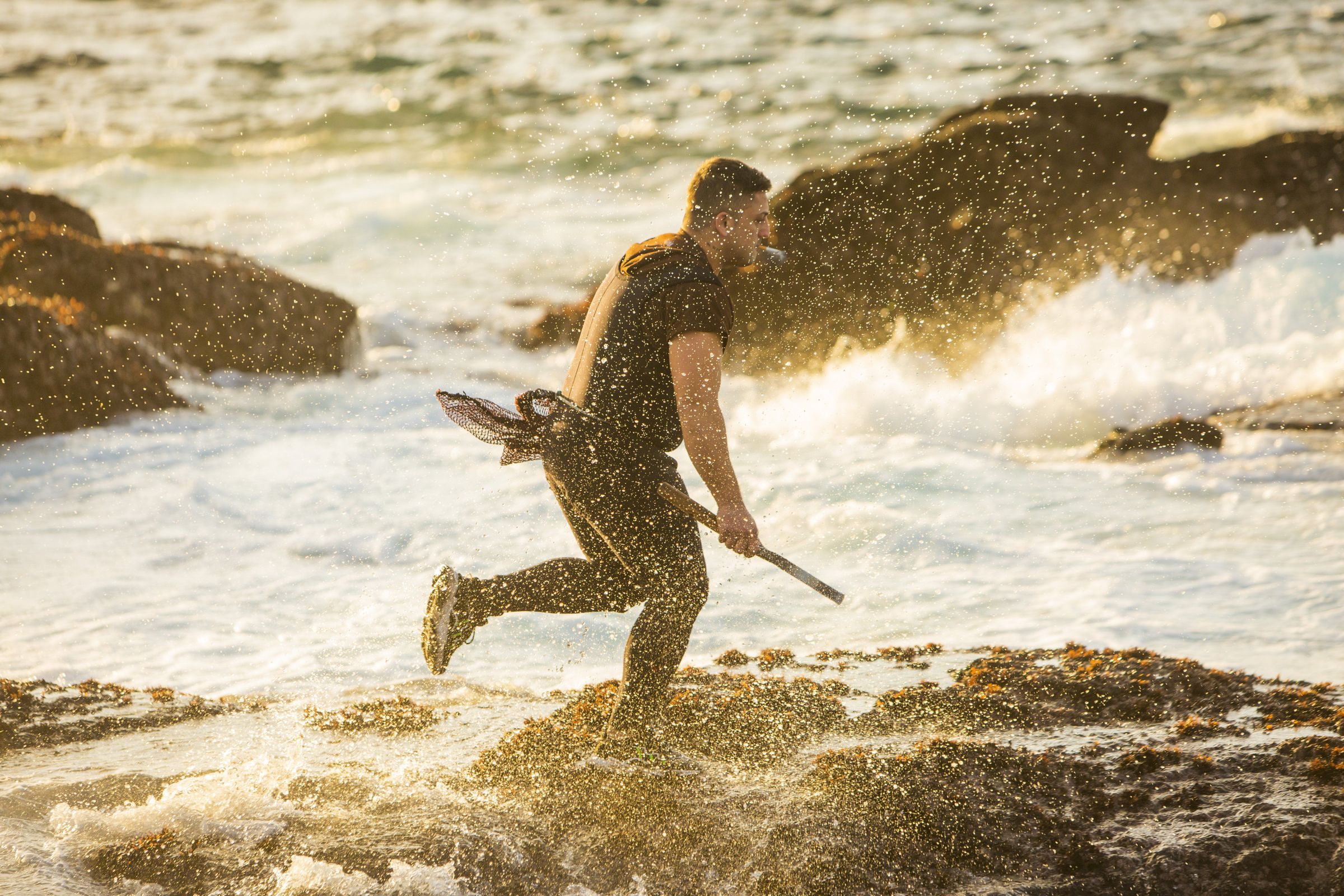 Percebeiro en Corme. Arranca a campaa de extraccin do percebe do Roncudo. 20/12/2021