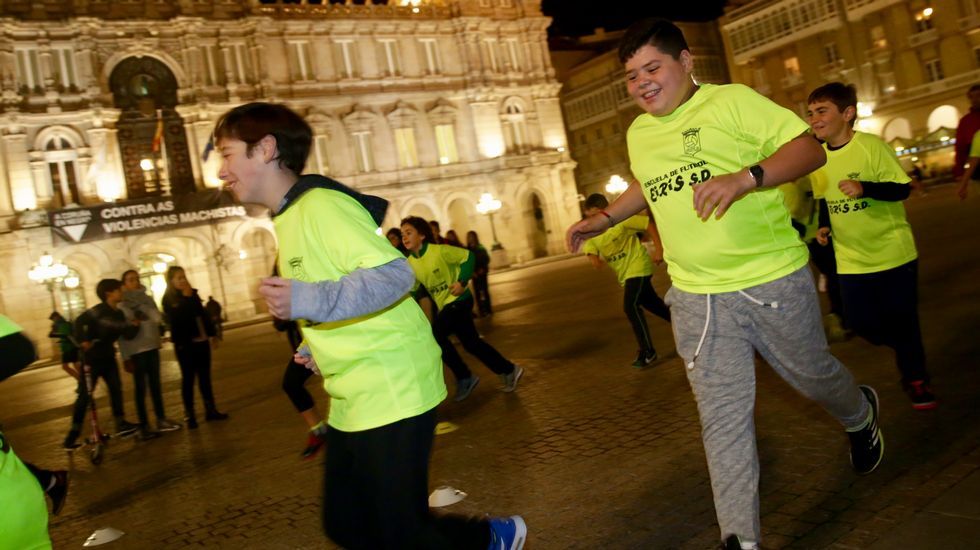Niños del equipo de fútbol EIRIS entrenando en la plaza de María Pita para protestar por la falta de luz en su campo