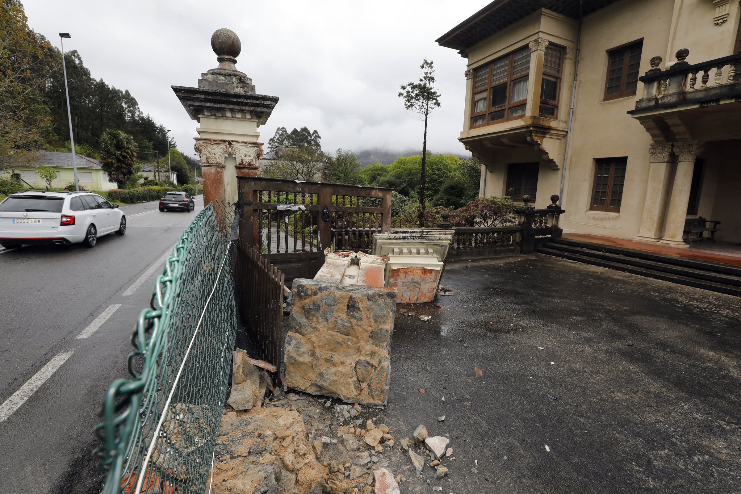 Accidente de tr�fico con un falecido na recta de Landrove, Viveiro, despois de chocar contra o muro de unha vivenda. 26/04/2024