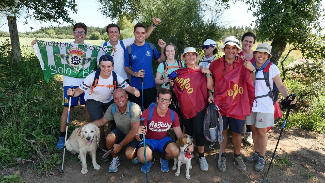 .Esta familia sevillana, Los García del Saz, hacen el Camino con sus perros y reconocen que aquí también hace calor