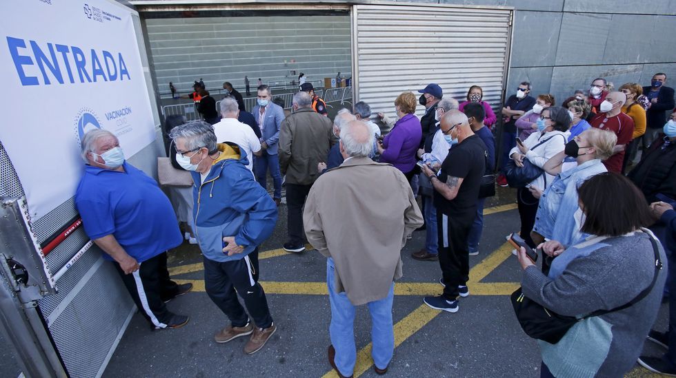 Vacunación masiva contra el Covid-19 con AstraZeneca para personas de entre 60 y 65 años en el recinto ferial de Pontevedra