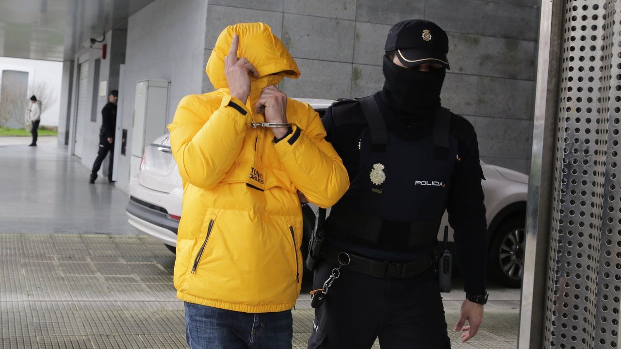 Operación antidroga en Vilagarcía con un saludo poco ortodoxo de uno de los detenidos.