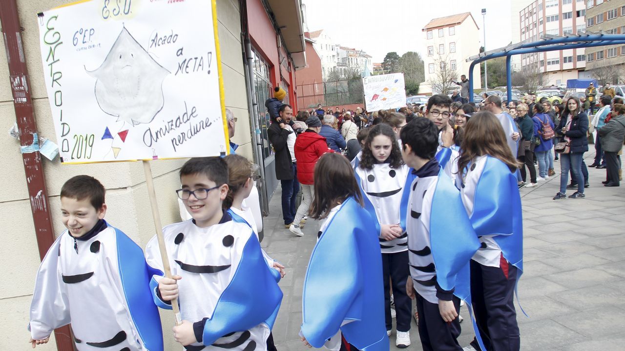 Desfile de comparsas del colegio Belén por el Carnaval