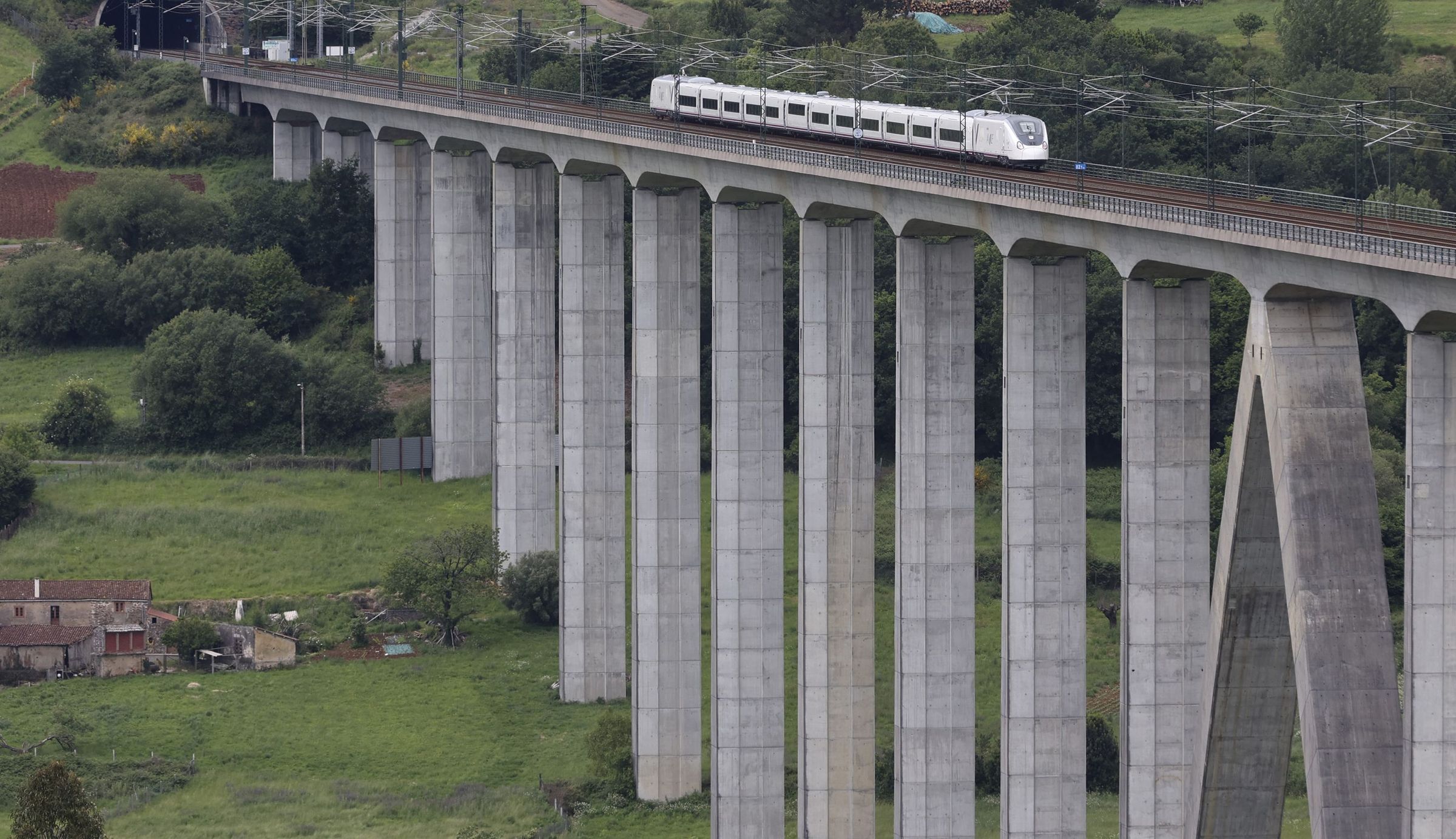 Lnea de alta velocidad entre Ourense y Santiago