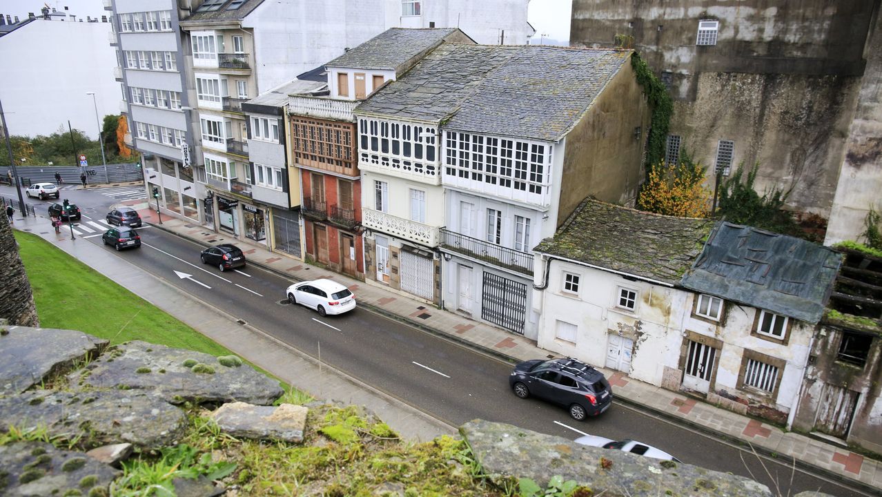 Viviendas en ruinas en la Rolda da Muralla