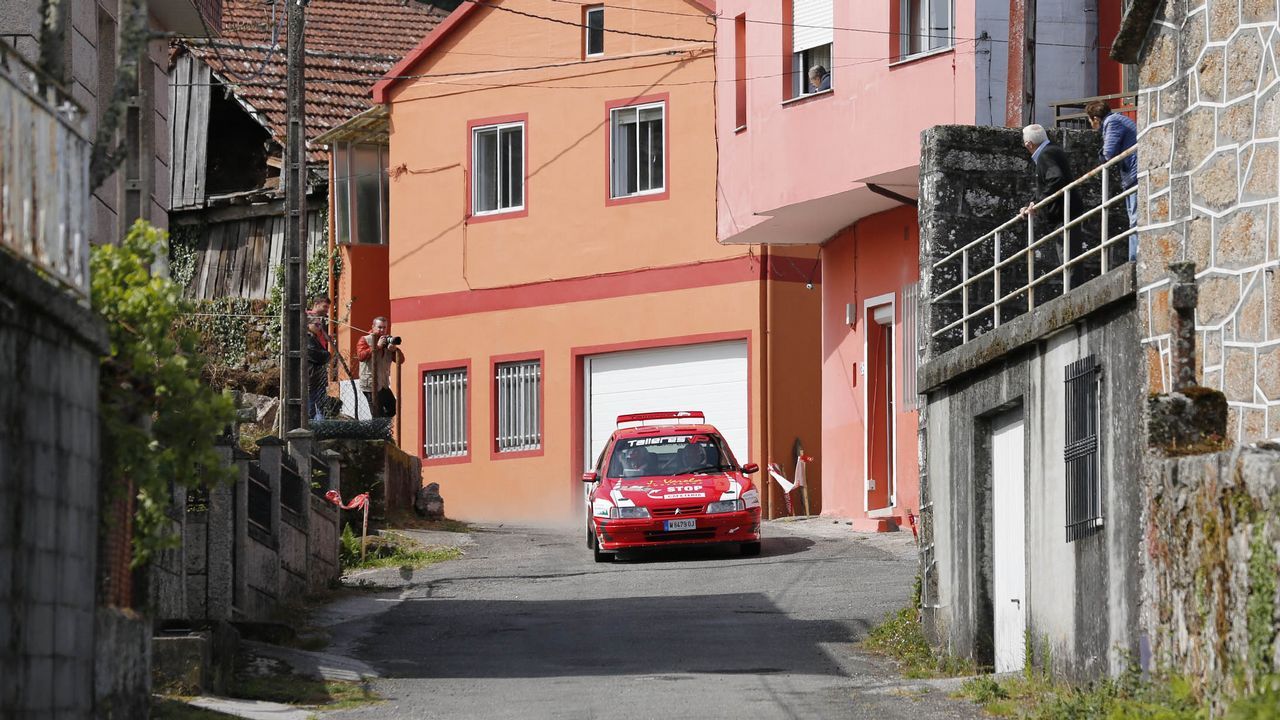 A todo gas en el pueblo de Barroso.La curva del Cruceiro fue un buen escenario para disfrutar del Rali de Ourense