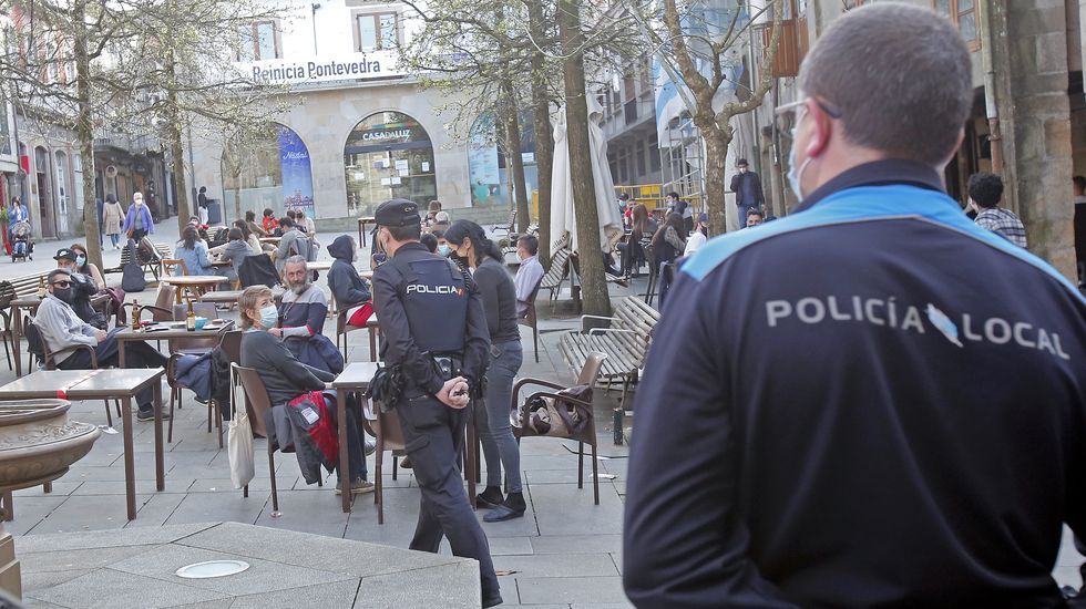 La policía vigila que se cumplan las normas Covid en las terrazas