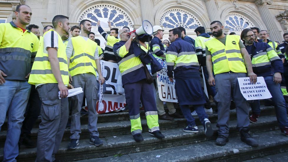 Protesta de los trabajadores de Ence en la Diputación de Pontevedra