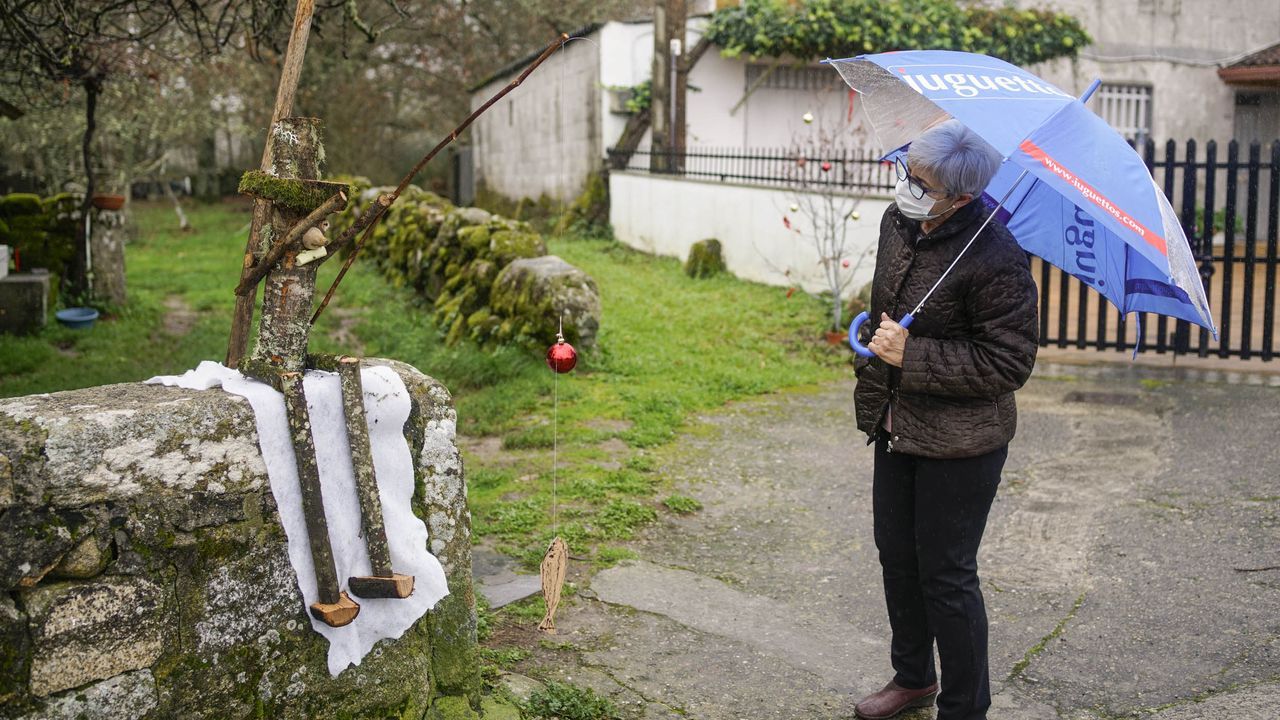 adornos reivindicativos.En Neboeiro decoraron el pueblo con motivos naturales y reivindican una mejor conexión a Internet