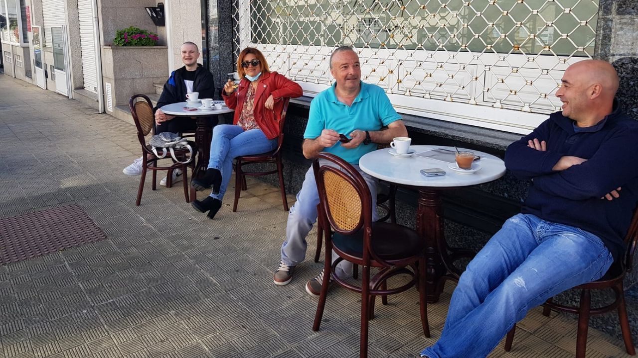 Terraza de la confitería y cafetería Dolan, en Ortigueira