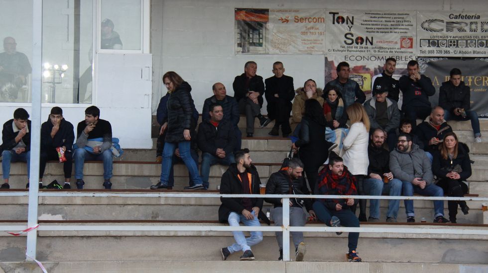 Gran ambiente en las gradas del estadio de Calabagueiros durante el CD Barco-UD Paiosaco