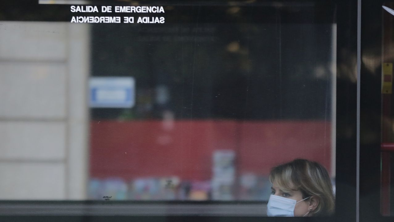 En A Coruña, como en otras ciudades, las Fuerzas y Cuerpos de seguridad estuvieron repartiendo mascarillas en el transporte público